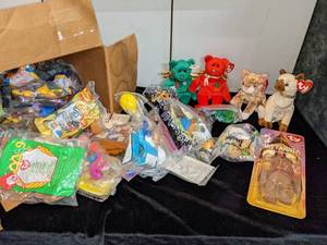 lot 161 image: Box Full of Fast Food Promotional Toys