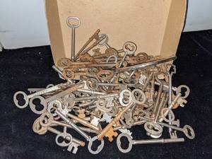 lot 171 image: Box of Antique Skeleton Keys