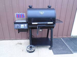 Oklahoma Joe pellet grill. Lightly used. Auger turns & ignitor heats up. Appears to work but not fully able to test. As shown.