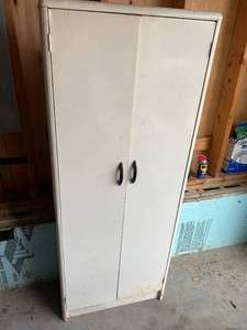 lot 8 image: Retro Two-Door Cabinet