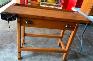 lot 28 image: Vintage A.C.Gilbert Toys Childrens Workbench