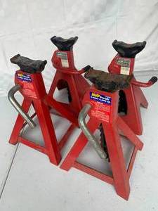 lot 67 image: 4 Jack Stands