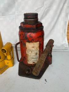 lot 68 image: 3 Floor Jacks