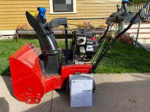 lot 10 image: Toro Snowblower