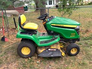 lot 13 image: John Deere Riding Lawn Mower