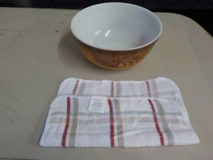 Pyrex Bowl with Fruit Design and Di...