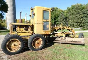 lot 2 image: CAT MOTOR GRADER Model 212 pony motor 19391940 14 ft blade