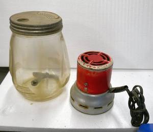lot 22 image: Vintage Electric Dazey Butter Churn model 4 from the 60s