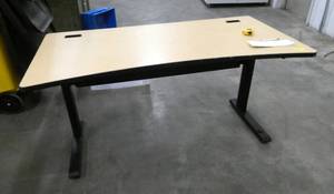 lot 28 image: Very nice office desk 60x30x29