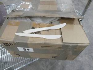 lot 89 image: 3 boxes of 1,000 plastic knives (3,000 total)