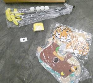 lot 99 image: Kids Indooroutdoor golf set - Fun - 4 golf clubs and balls and different animals for each hole