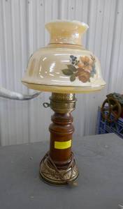 lot 127 image: Nice bedside or desk lamp, works