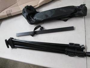 lot 184 image: Cell phone tripod, open box, has ca...