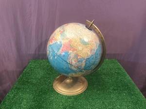 lot 11 image: 12 Globe
