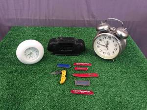 lot 84 image: Pocket Knives, Clocks & Radio