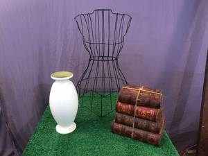 lot 98 image: Home Decor