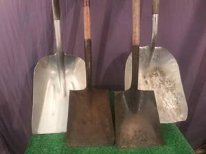 lot 136 image: Shovels