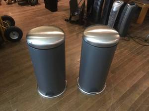 lot 189 image: Trash Cans