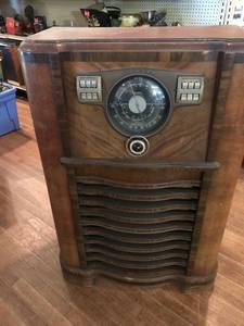 lot 201 image: Vintage Zenith Upright Radio