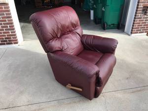 lot 215 image: Lazyboy Rocker Recliner