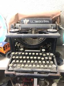 lot 248 image: Vintage Typewriter