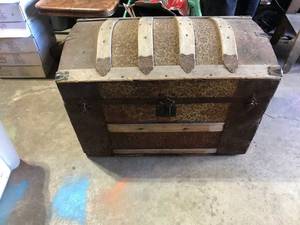 lot 327 image: Vintage Chest