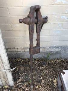 lot 347 image: Large Vice