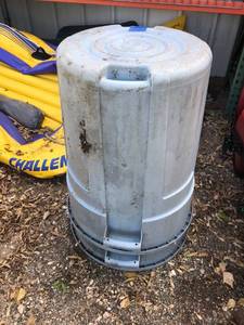 lot 362 image: 2 Trash Cans