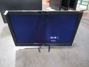 lot 5 image: Used 47 class (47.0 measured diagonally) LCD Commercial Widescreen Passive 3D HDTV with TruMotion( Powers On, No Cord,No Remote)