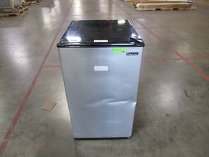 lot 214 image: Magic Chef 4.4 cu. ft. Mini Refrigerator (Scratched & Dented)