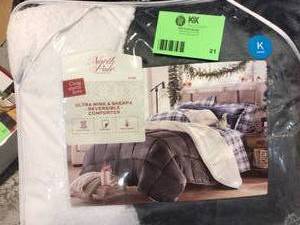 lot 21 image: Ultra Mink and Shrpa Reversible Comforter King Size