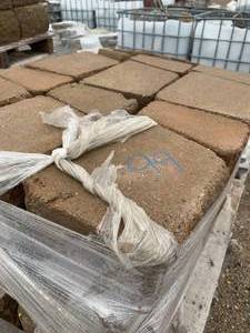 lot 99 image: Freestanding Highland Sand Retaining WallApprox32 Pieces