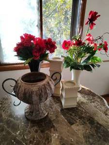 Five Pieces of Floral Dcor and Vases