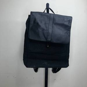 lot 49 image: Black Computer Bag