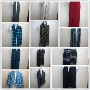 lot 25 image: Scarf Collection Moda H&M Old Navy Hydratight