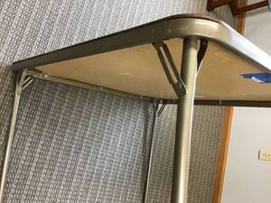 lot 498 image: Samsonite Card Table and Set of 4 Padded Chairs