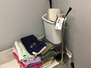 lot 589 image: Bathroom Set with Towels (12 Hand towels, 2 Hand towels, 1 Washcloths) and Step Stool
