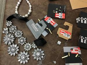 lot 606 image: Jewelry Bundle