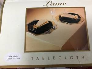 lot 623 image: Lame Tablecloth and Napkin Set