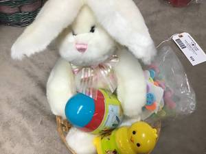 lot 624 image: Easter Decorations & 4th of July Wreath