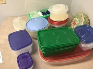 lot 566 image: Plasticware Set - 35 Pieces