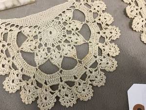 lot 570 image: Decorative Set - 9 pieces