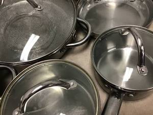 lot 543 image: Wolfgang Pucks Caf 17-piece Collection, 1810 Stainless