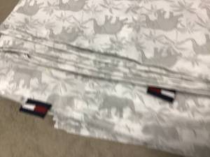 lot 535 image: Calvin Klein Queen  & Living Quarters Sheet Set