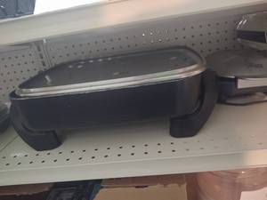 lot 162 image: Plug in skillet with lid to indoor ...