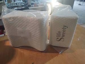 lot 185 image: 2 Brand new knee Pillows...
