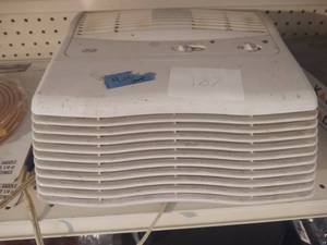lot 187 image: Plug in fan Ionizer good shape work...