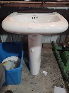 lot 252 image: American Standard Pedistal Sink 22...
