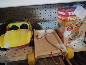 lot 46 image: Vintage tinkertoy set #220 3 12 ye...
