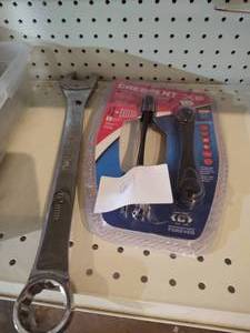 lot 61 image: 6 Cresent Wrenches, 8 Standard wren...